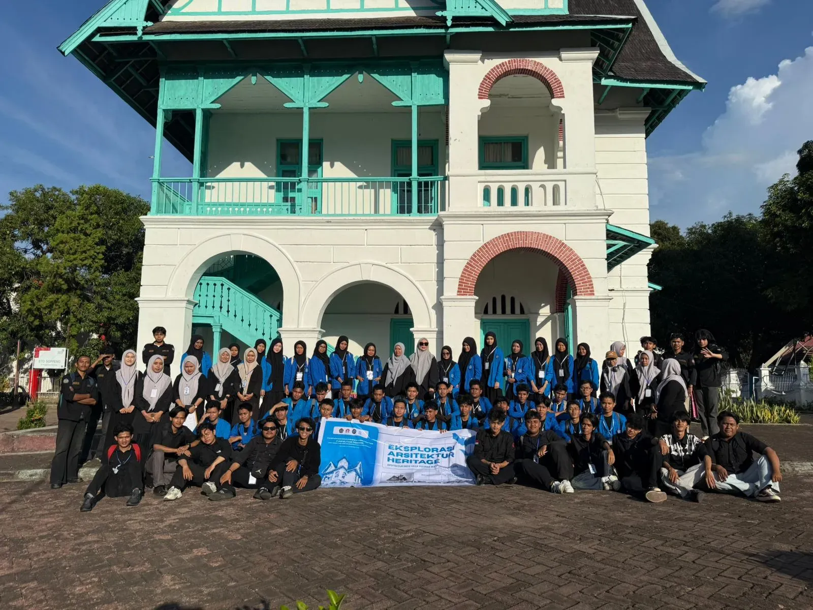 Eksplorasi Arsitektur Heritage 2025: Mahasiswa Arsitektur Unismuh Makassar Kaji Arsitektur Indis di Villa Yuliana Soppeng.